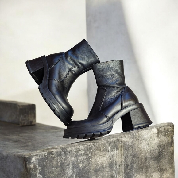 Steve Madden Shoes - Steve Madden HOTT Vintage 90s Y2K Platform Lug Heeled Boots Black Leather Chunky
